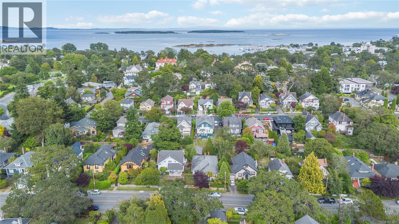 1579 Hampshire Rd, Oak Bay, BC V8R 5T4