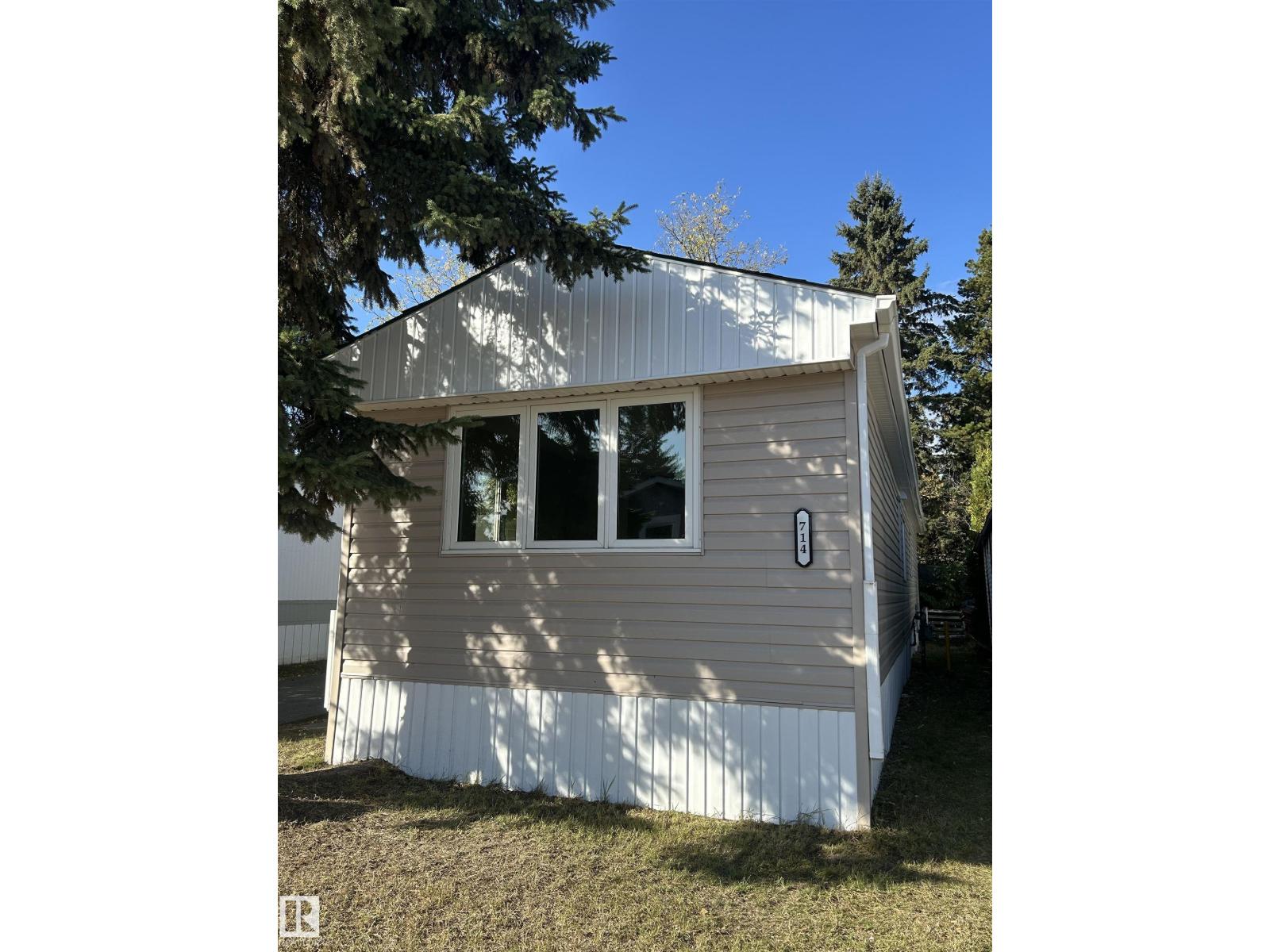 714 W Ridge Pl NW, Edmonton, AB T5S 1T5