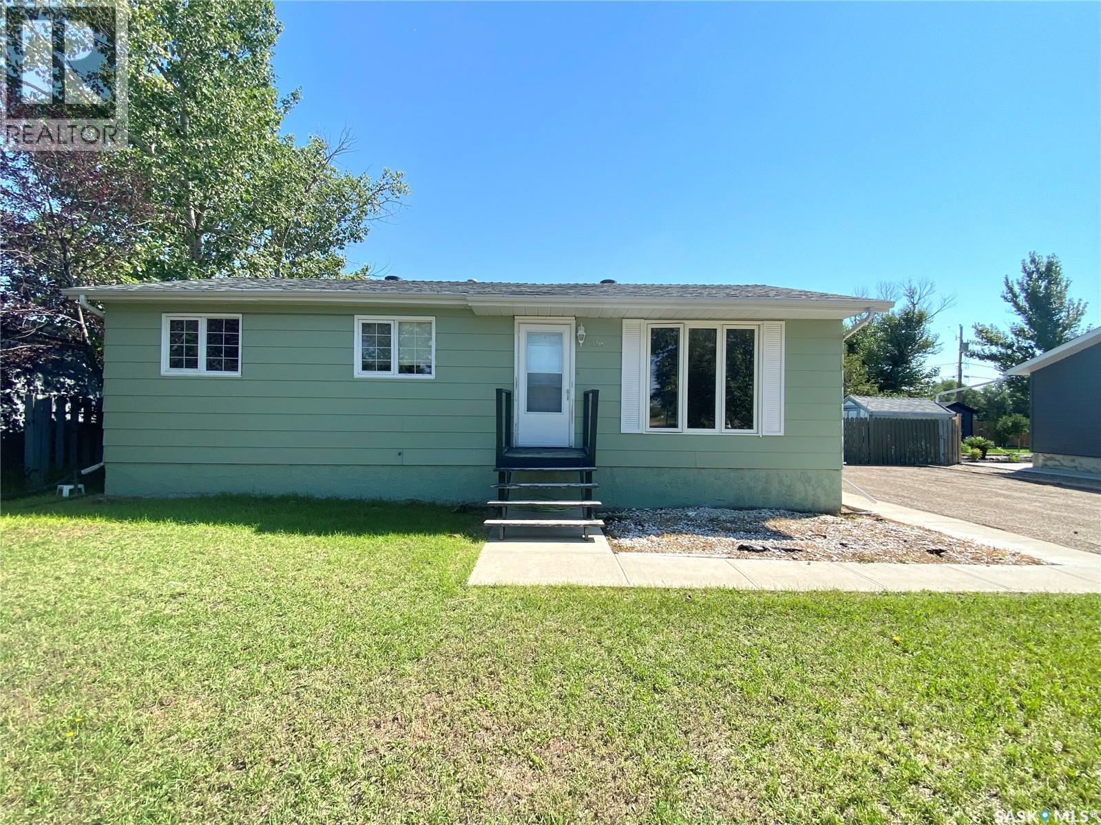 216 3 St E, Frontier, SK S0N 0W0