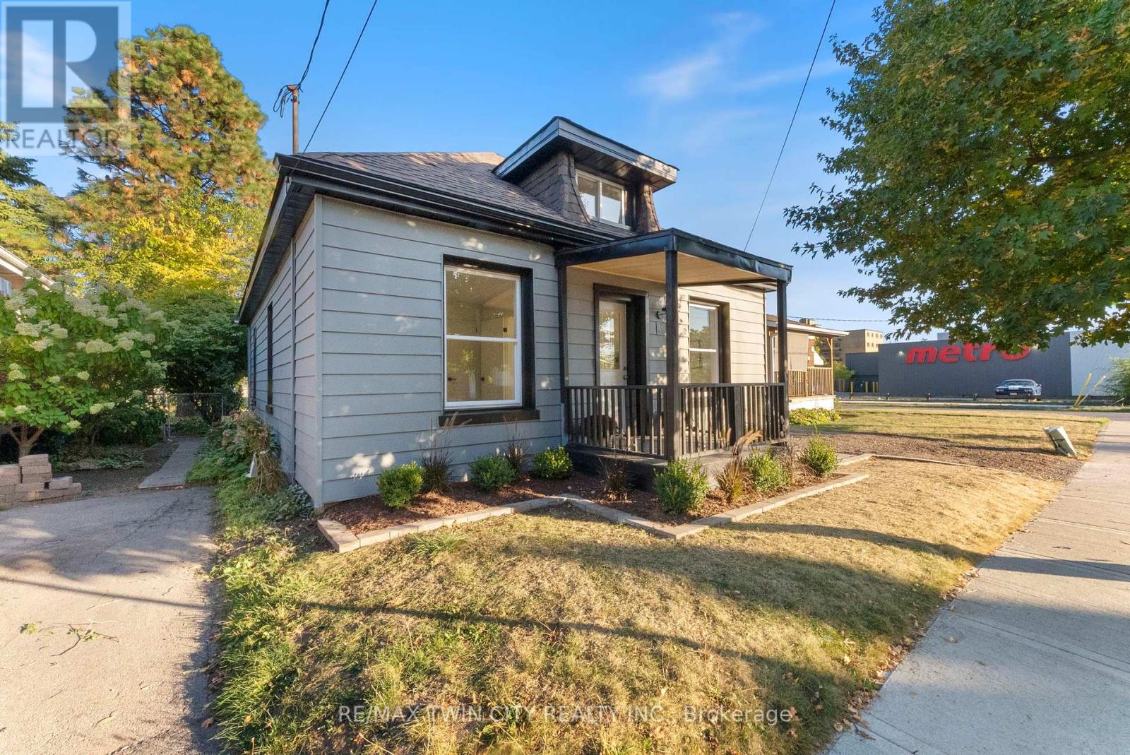 3 Dundee St, Brantford, ON N3R 4L9