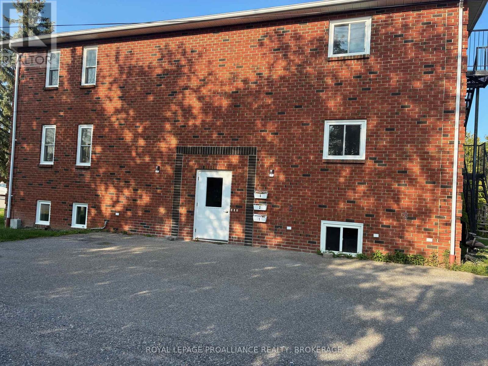 565 Emma St, Gananoque, ON K7G 2Y6