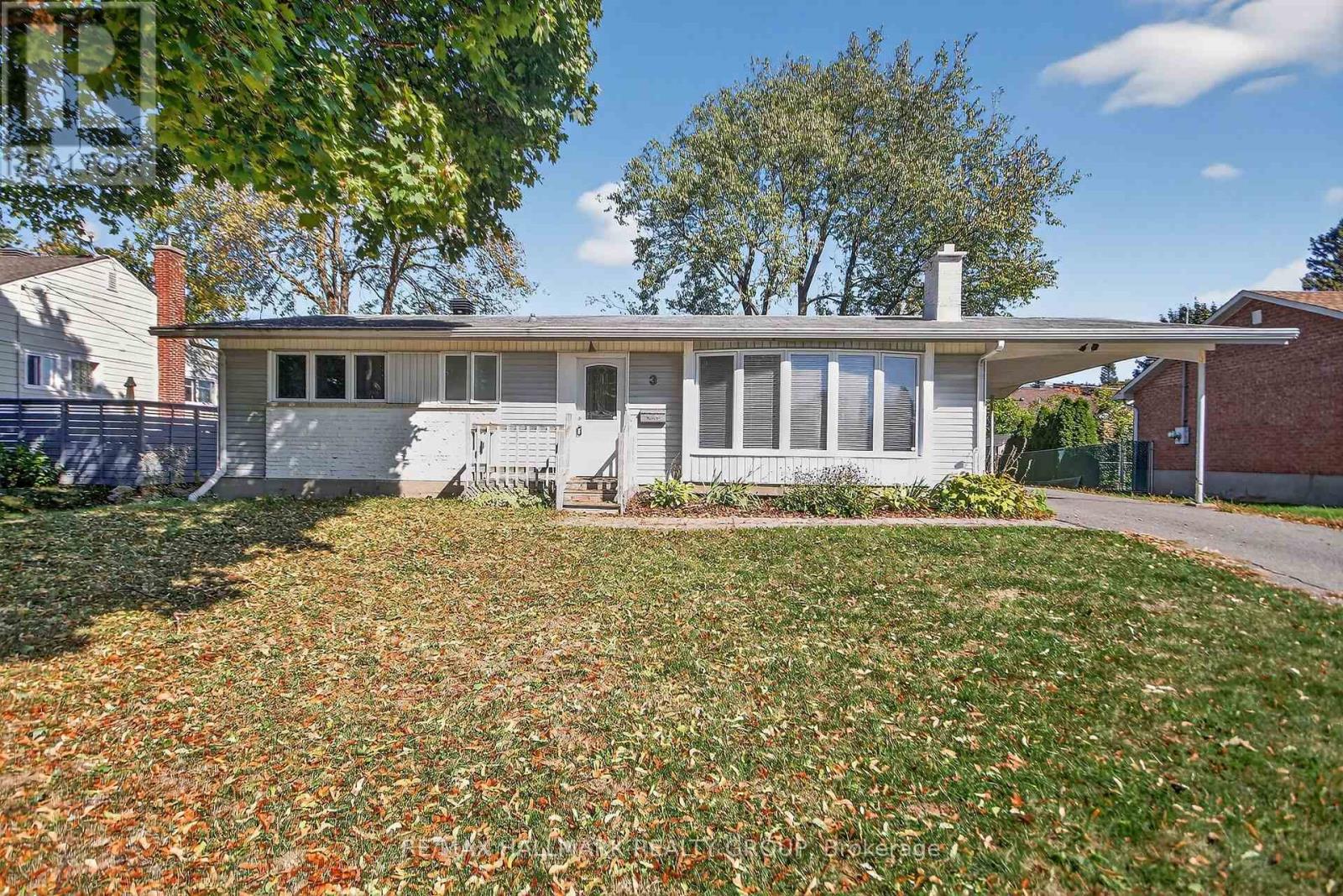 3 Sutton Pl, Ottawa, ON K2E 5G1