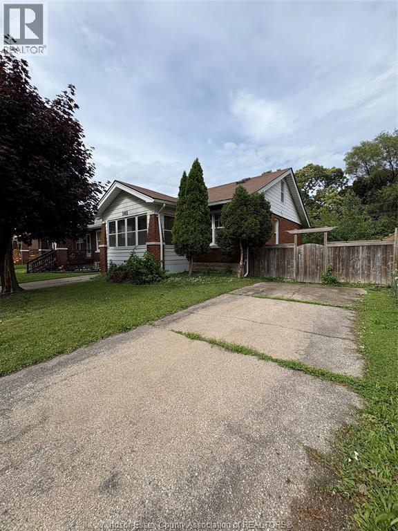1002 Dawson, Windsor, ON N8Y 4A4