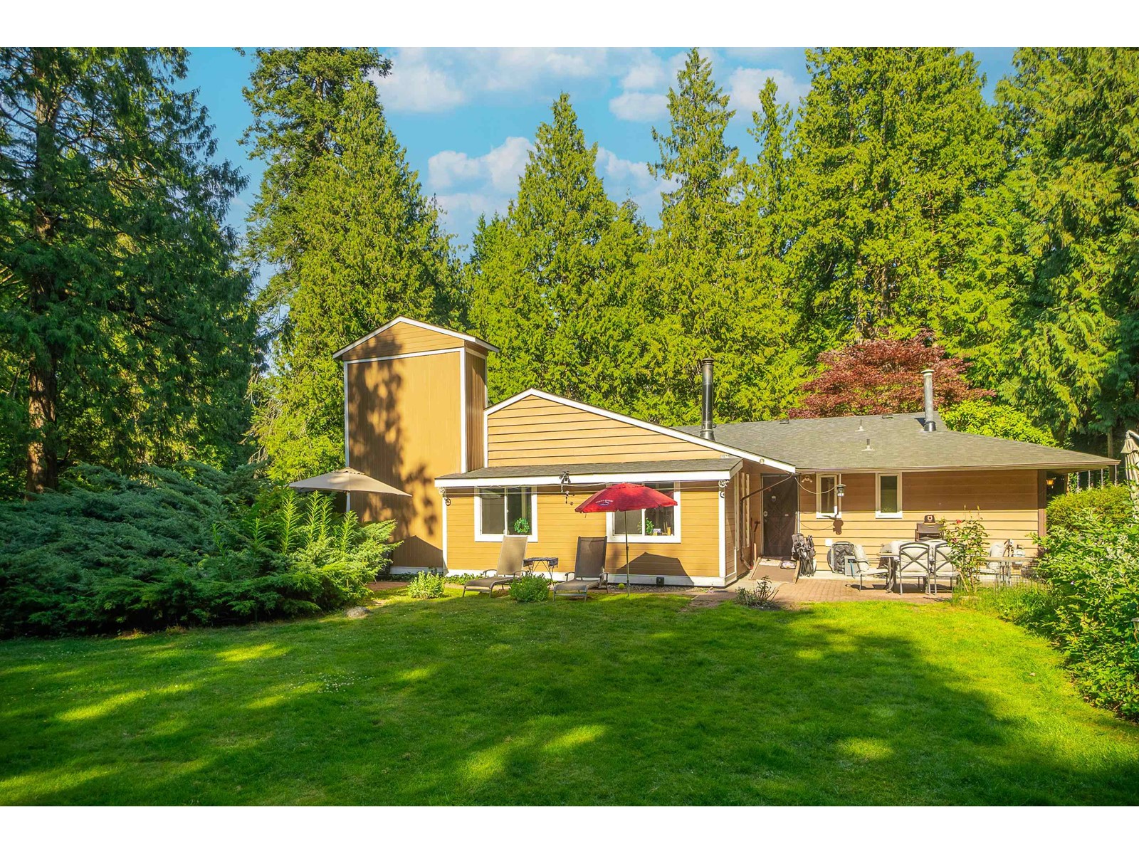 13425 Woodcrest Dr, Surrey, BC V4P 1W3