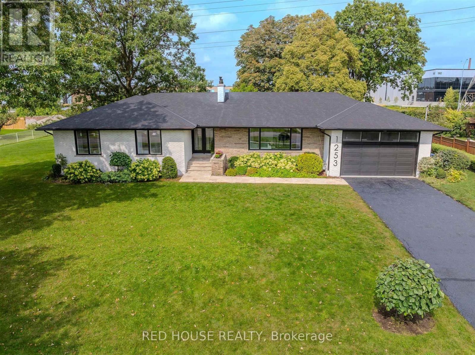 1253 Melton Dr, Mississauga, ON L4Y 1L6