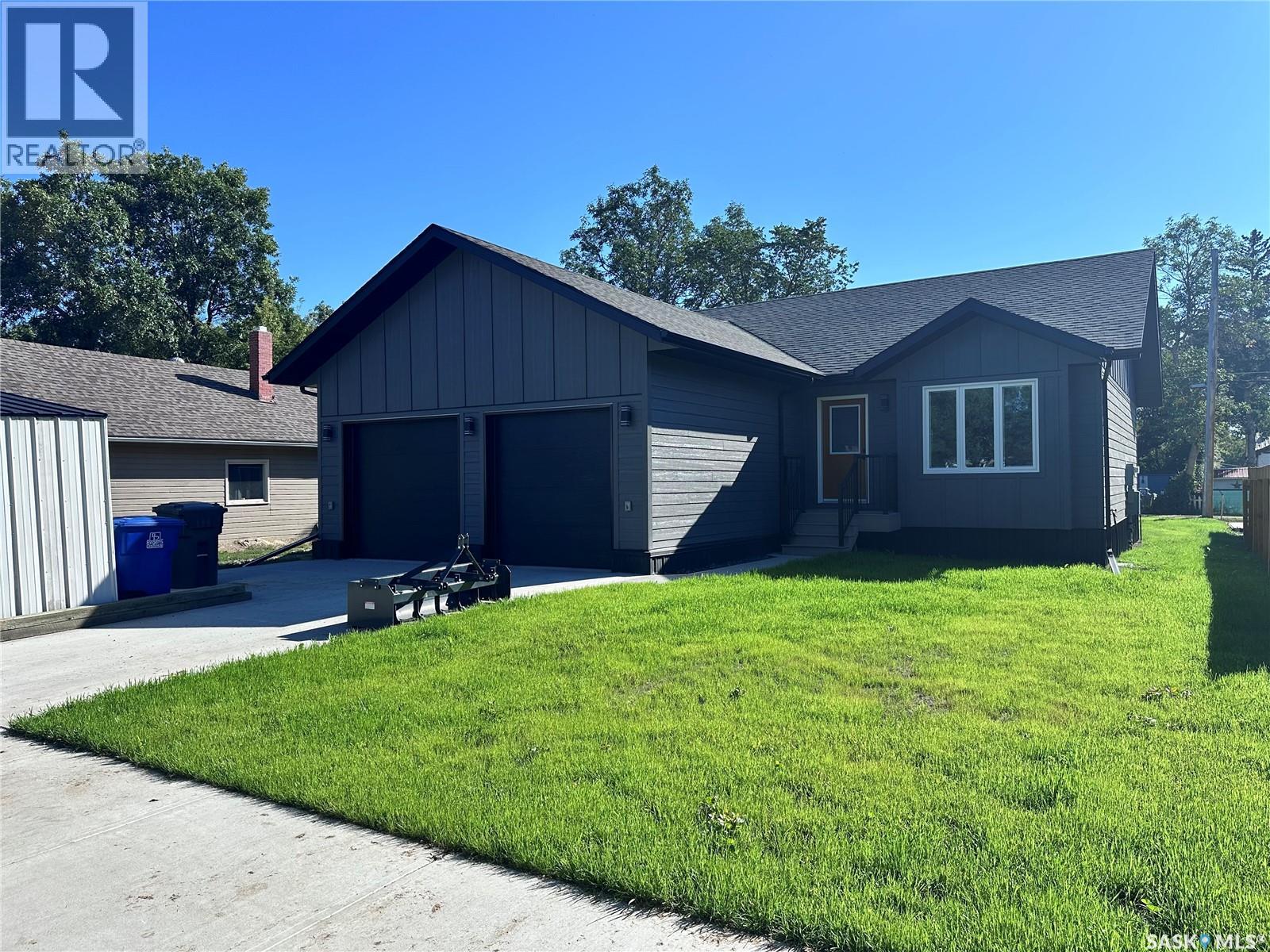 230 8 Street, Weyburn, SK S4H 1E2