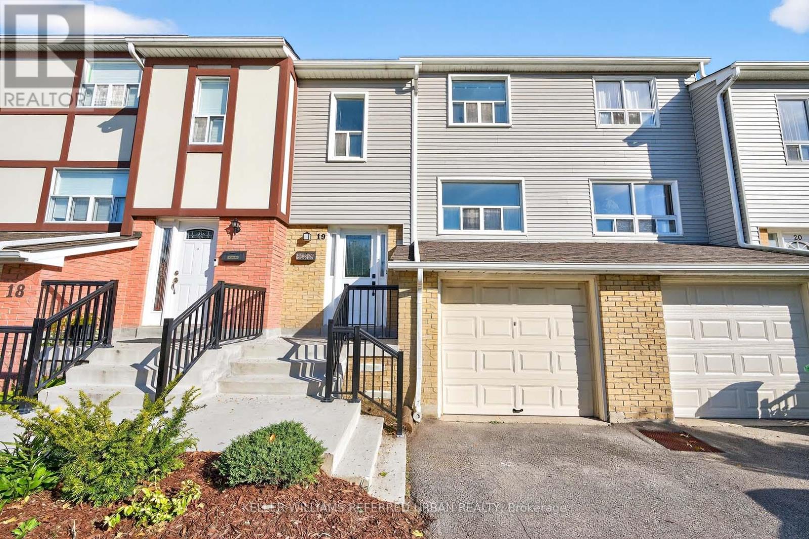 19 1050 Shawnmarr Rd, Mississauga, ON L5H 3V1