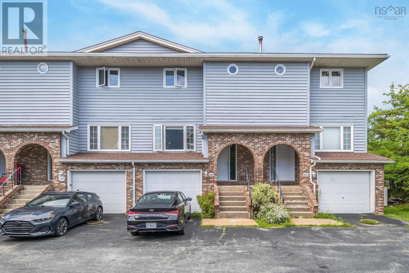 225 Farnham Gate Rd, Halifax, NS B3M 4C3