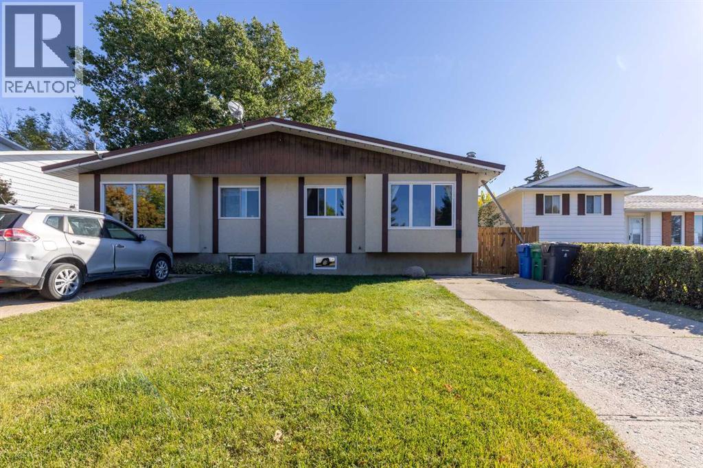 67 Laval Blvd W, Lethbridge, AB T1K 4E1