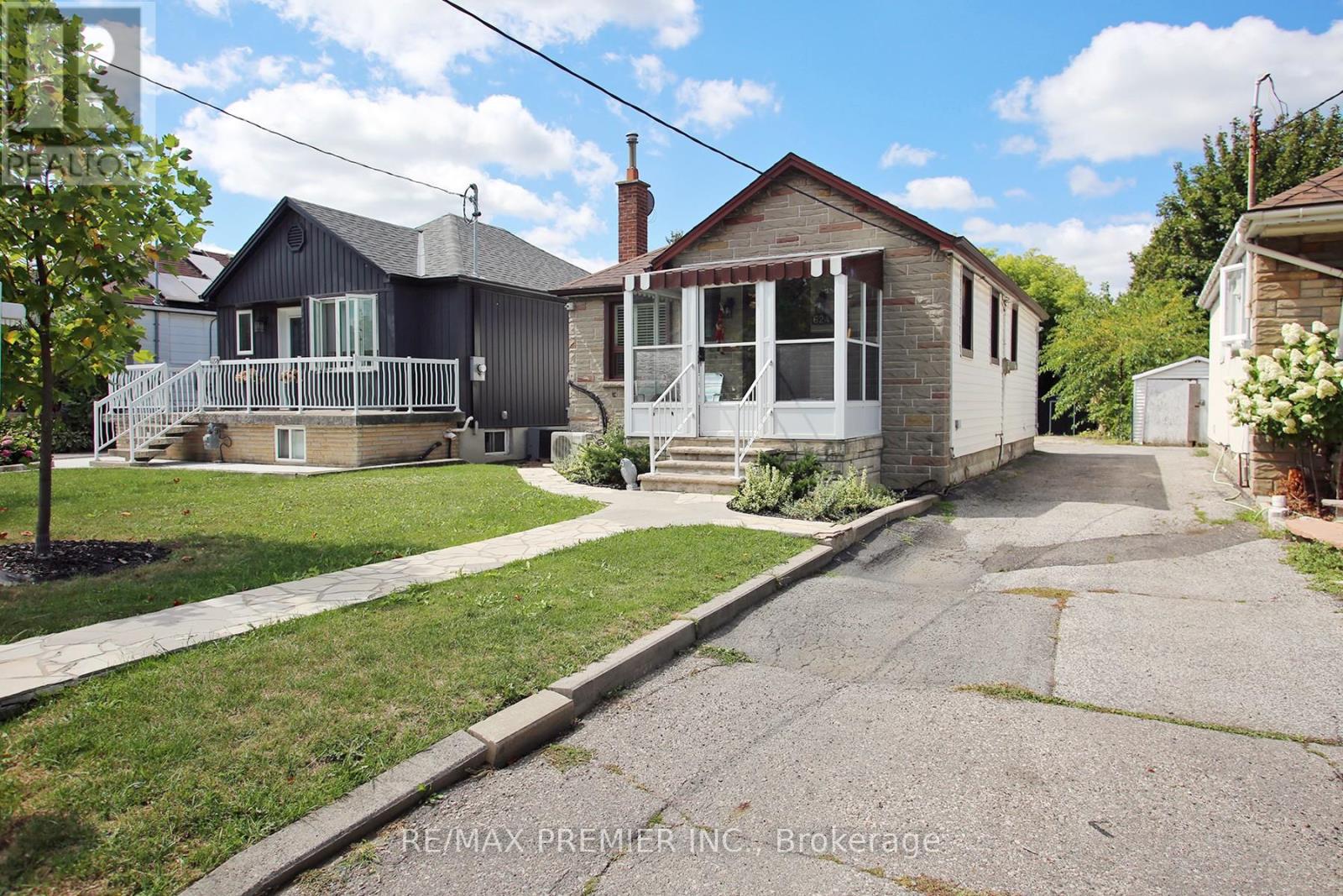 624 Mcroberts Ave, Toronto, ON M6E 4R7