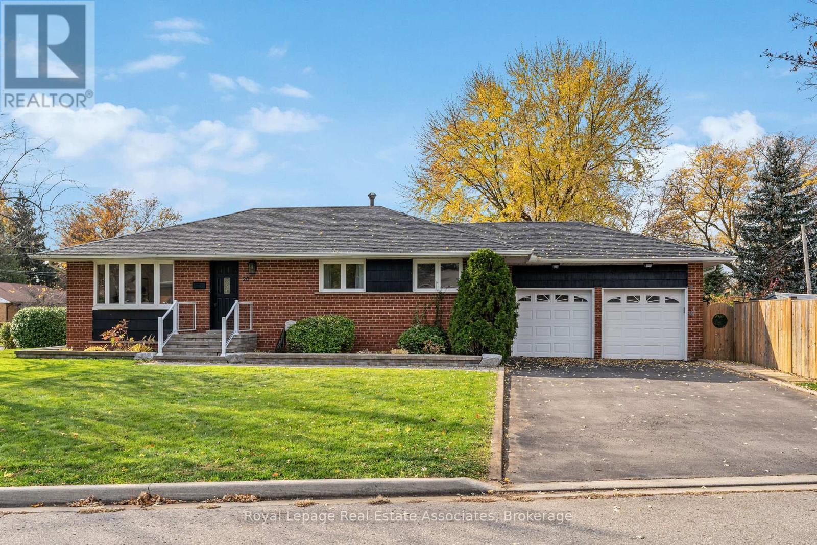 20 Suburban Dr, Mississauga, ON L5N 1G5
