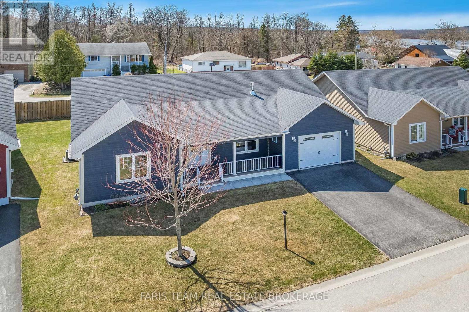 18 Grew Cres, Penetanguishene, ON L9M 0A4