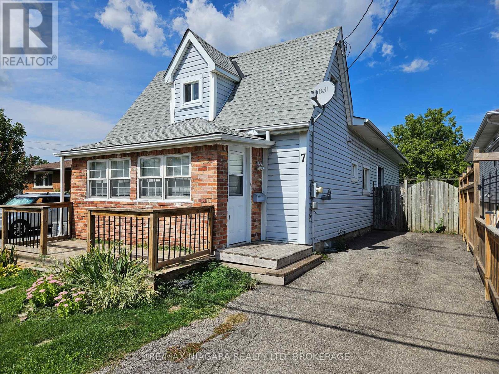 7 Bloomfield Ave, St. Catharines, ON L2P 1W8