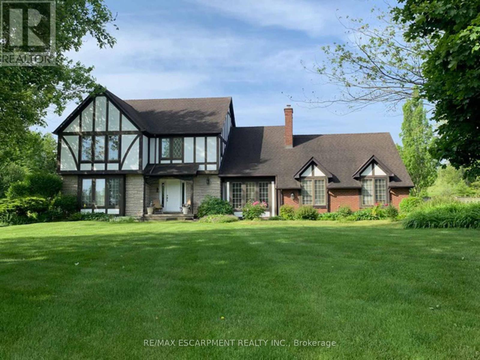 22 Weneil Dr, Hamilton, ON L8B 0Z6