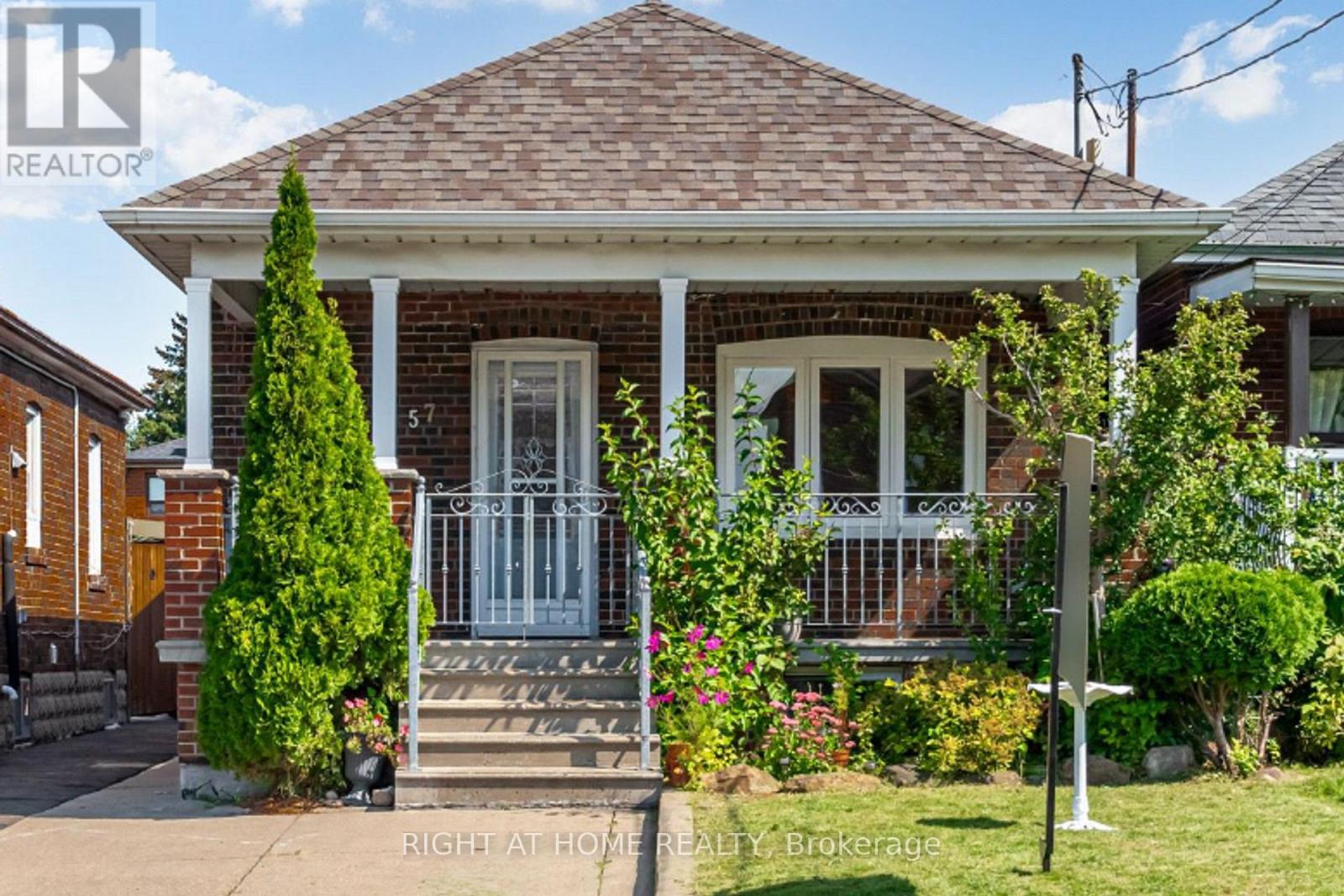 57 Chamberlain Ave, Toronto, ON M6E 4J9