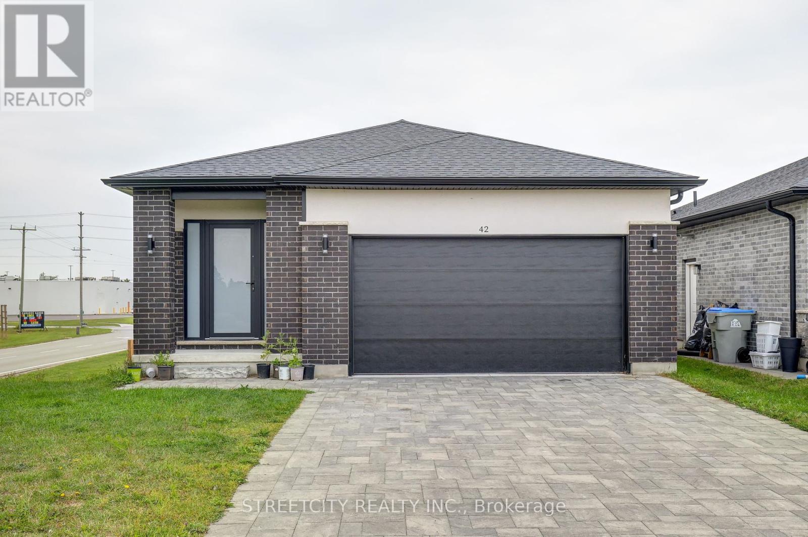 42 Alexander Cir, Strathroy-caradoc Se, ON N7G 0B5