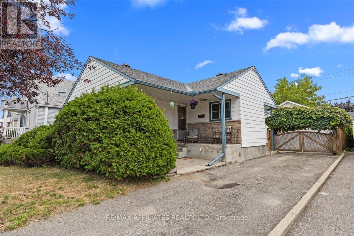 1490 Laperriere Ave, Ottawa, ON K1Z 7S9