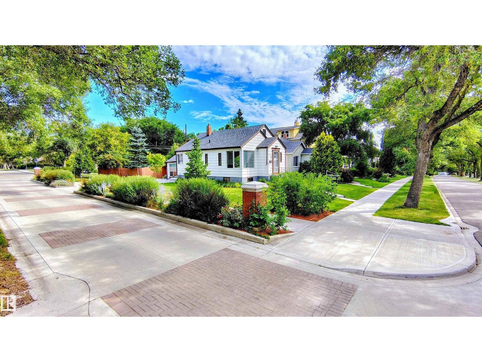 88 Av Nw Unit 9758, Edmonton, AB T6E 2P9