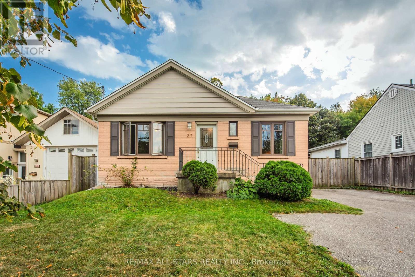 27 Martindale Rd, Toronto, ON M1M 2B8