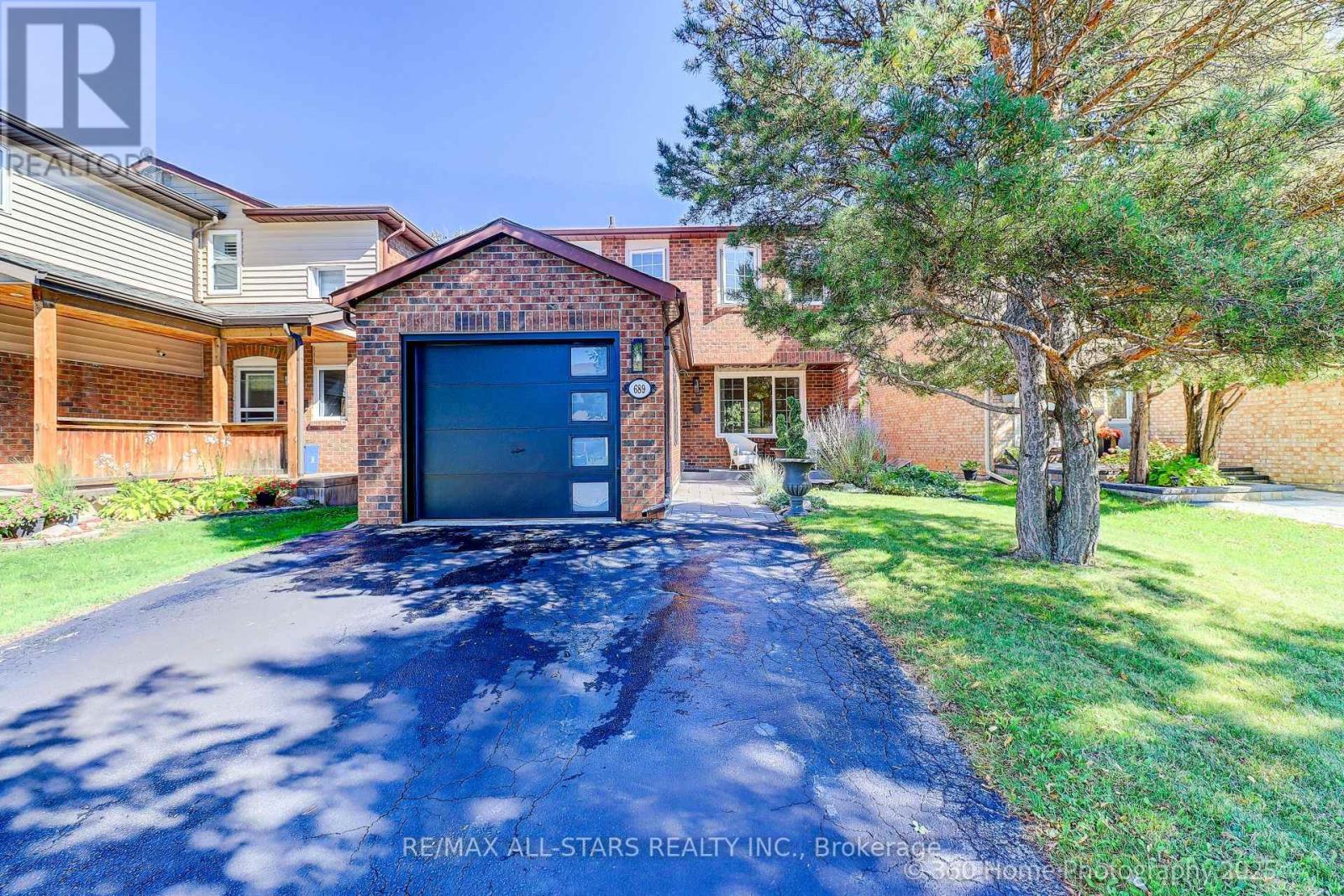 689 Foxwood Trl, Pickering, ON L1V 3Y1