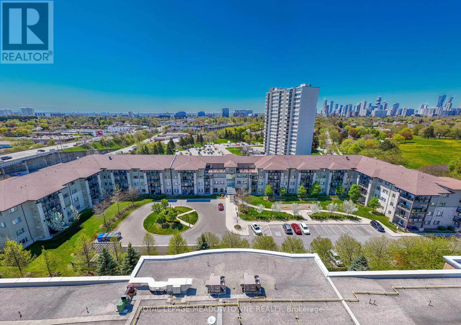 125 570 Lolita Gdns, Mississauga, ON L5A 0A1