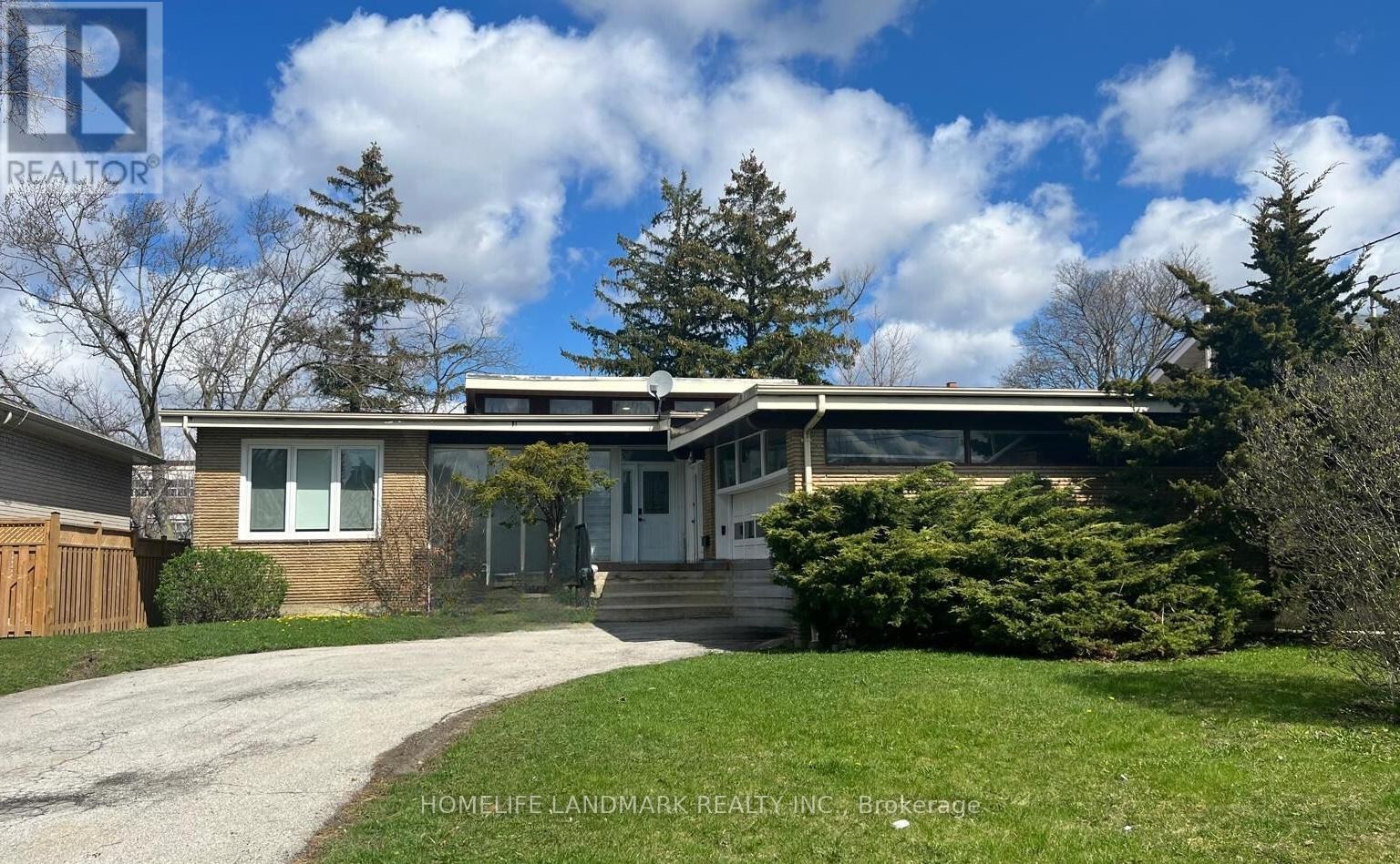 12 Blue Forest Dr, Toronto Bathurst Manor, ON M3H 4W2