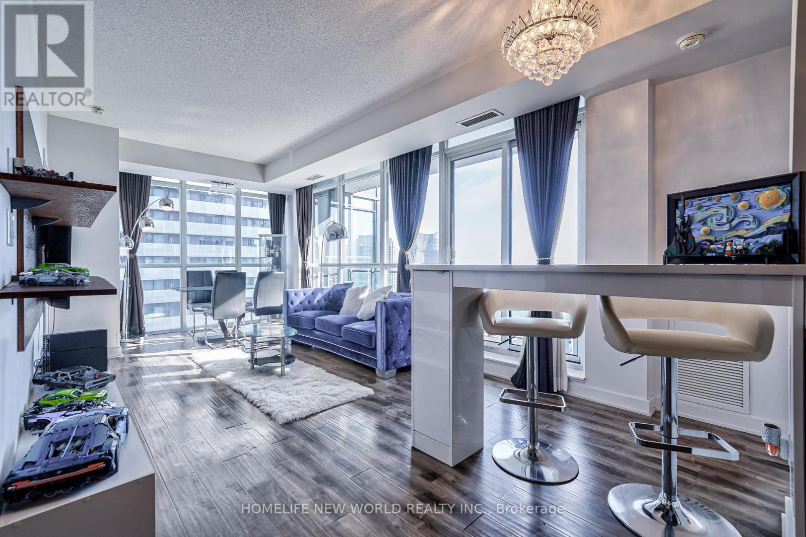 2402 4070 Confederation Pkwy, Mississauga, ON L5B 0E9