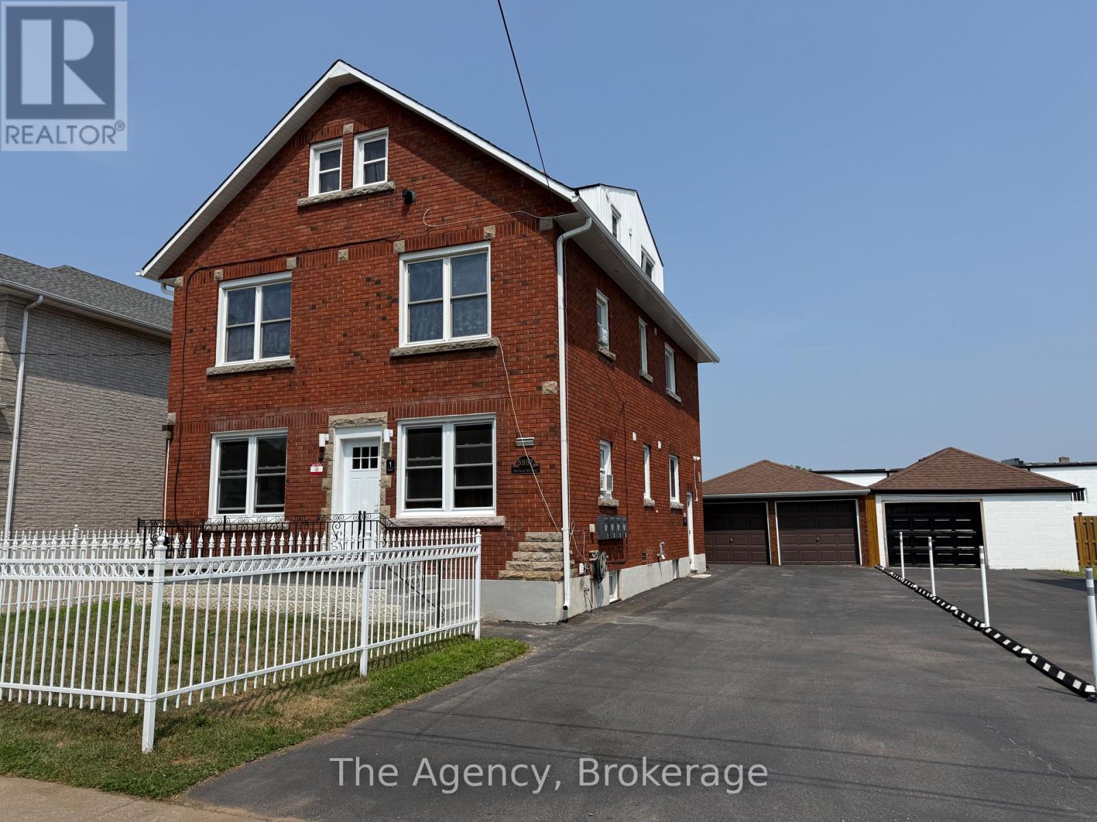 5957 Barker St, Niagara Falls, ON L2G 1Y5