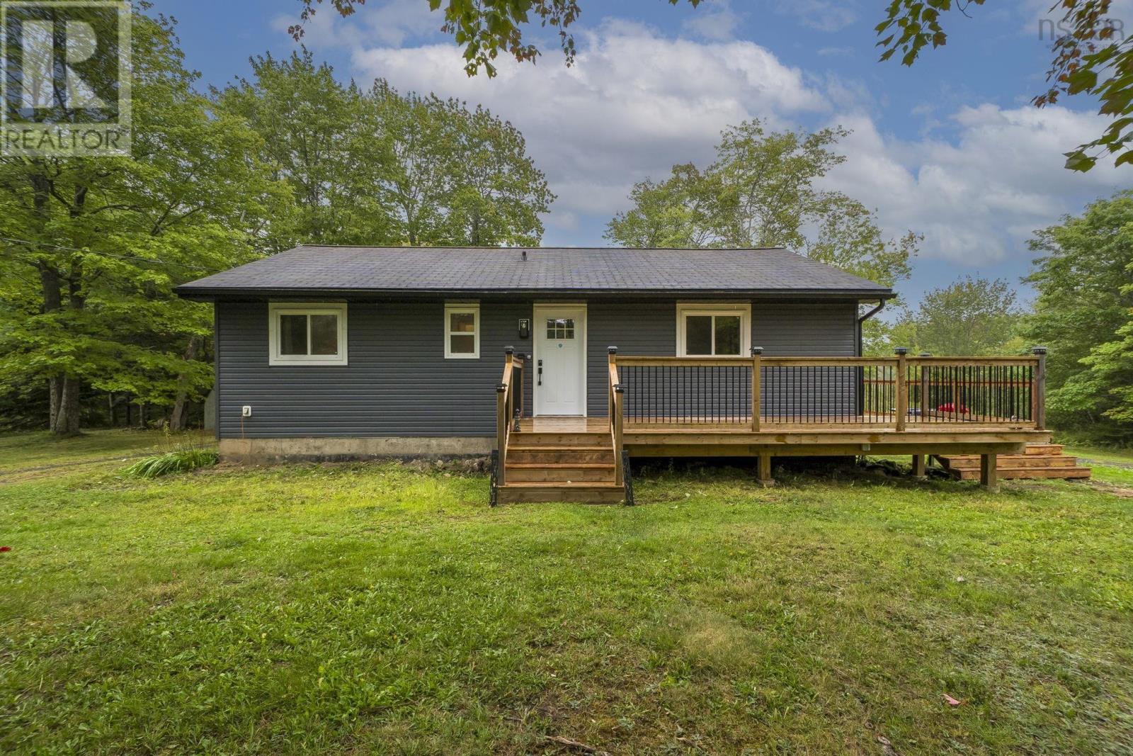 123 Lockview Rd, Fall River, NS B2T 1J1