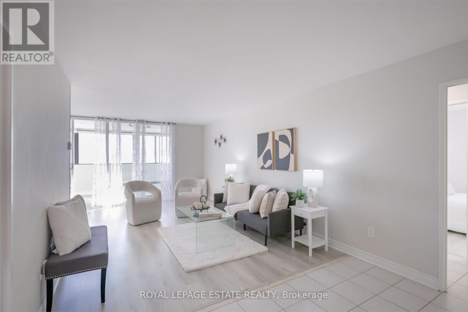 709 5 Massey Sq, Toronto, ON M4C 5L6