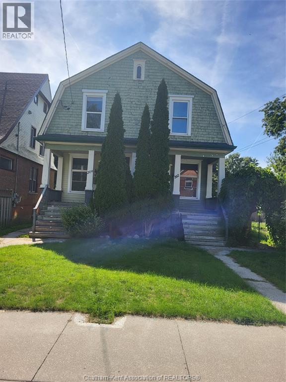 202-204 William St, Chatham, ON N7M 4S9