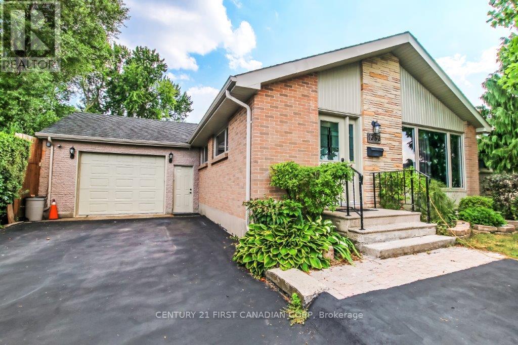 1252 Michael St, London, ON N5V 2H5