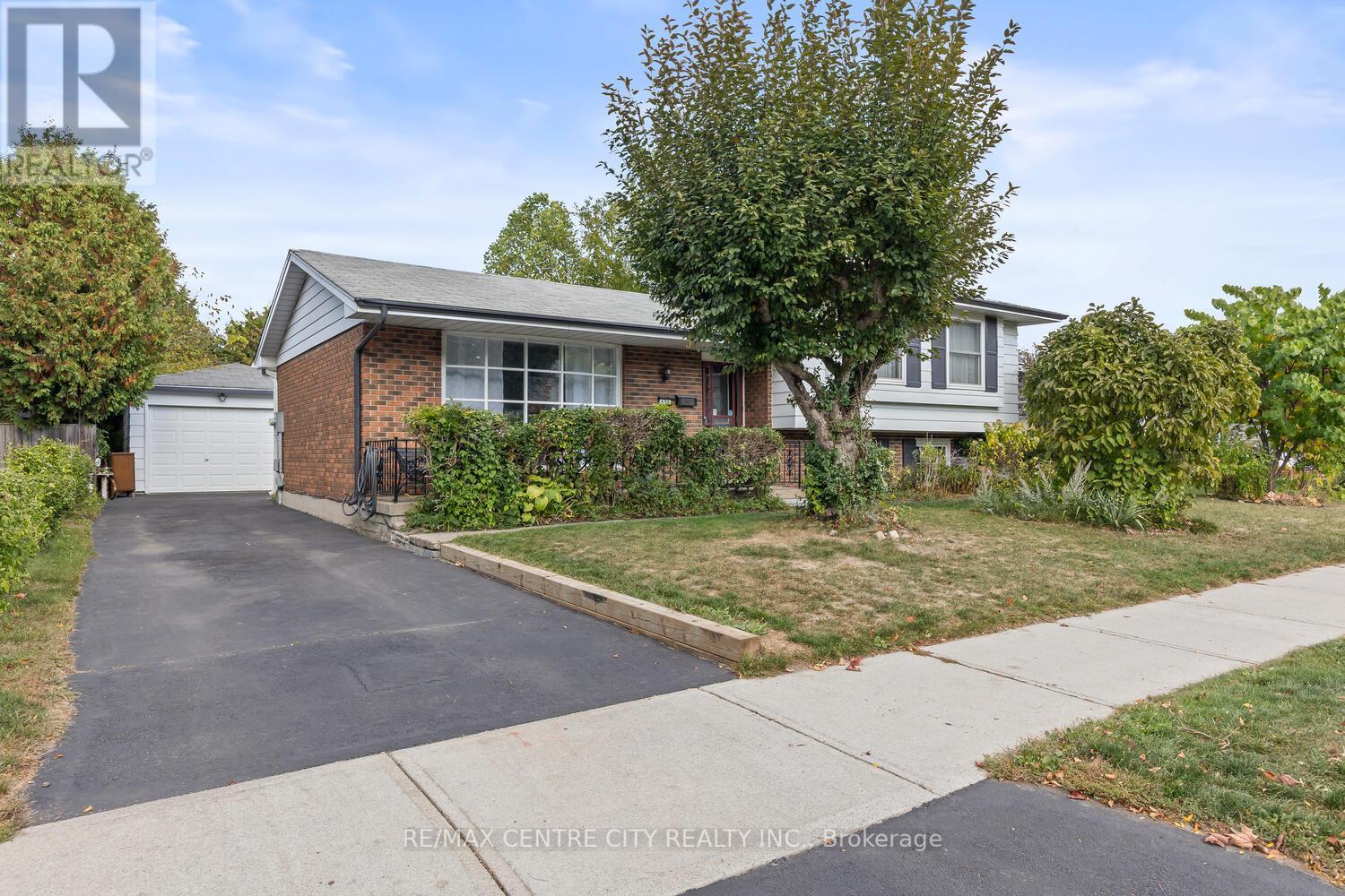 690 Grenfell Dr, London, ON N5X 2C5