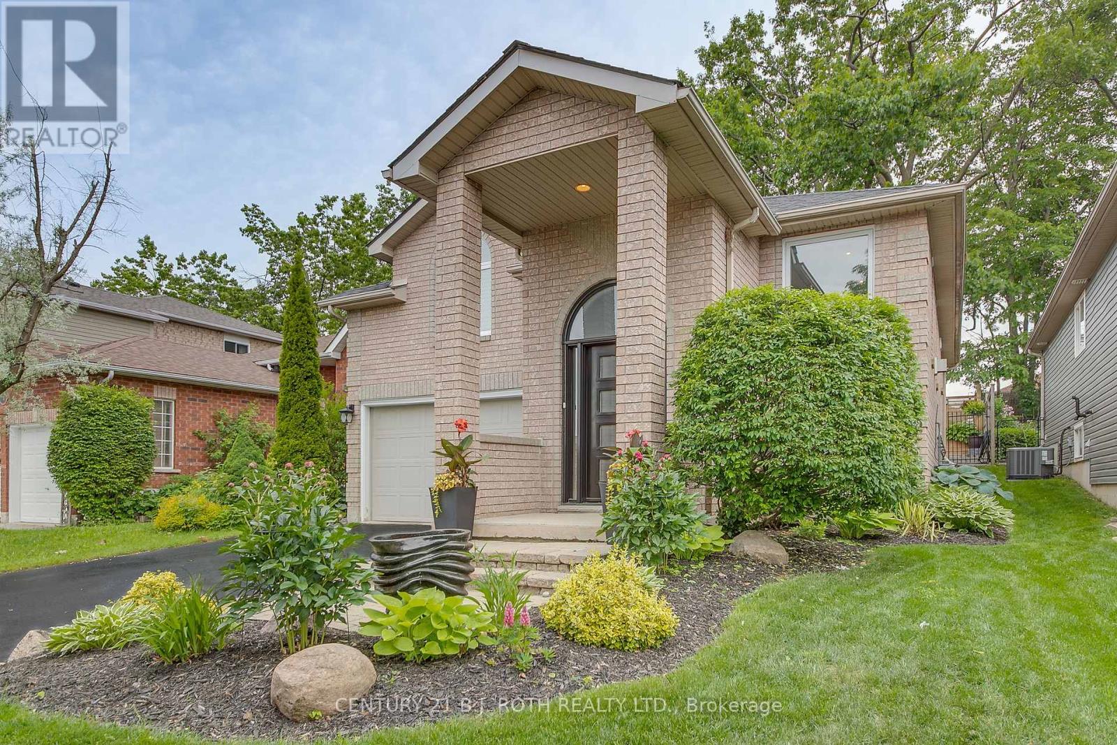 26 Monique Cres, Barrie, ON L4M 6Y3