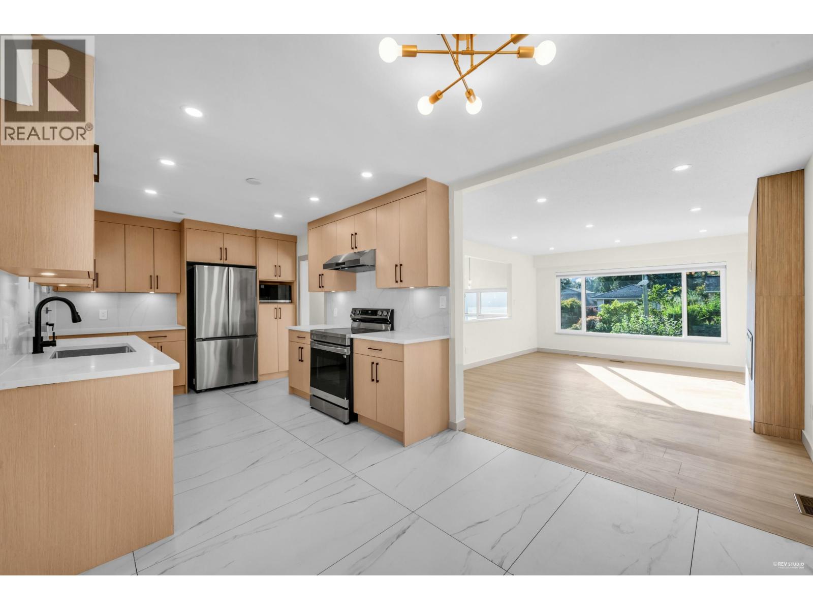 3640 St Anne St, Port Coquitlam, BC V3B 4G8