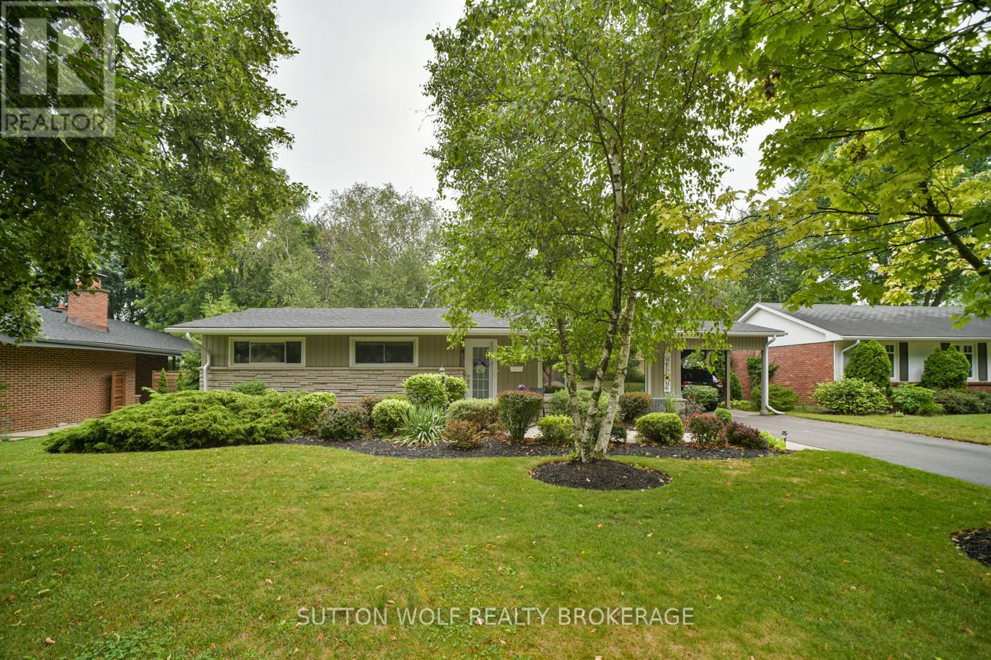679 Headley Dr, London, ON N6H 3V5