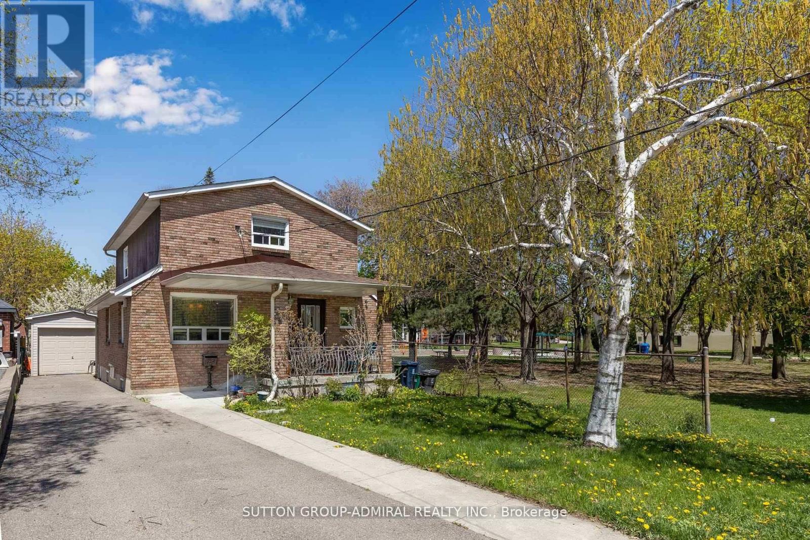 1052 Glengrove Ave, Toronto, ON M6B 2K2