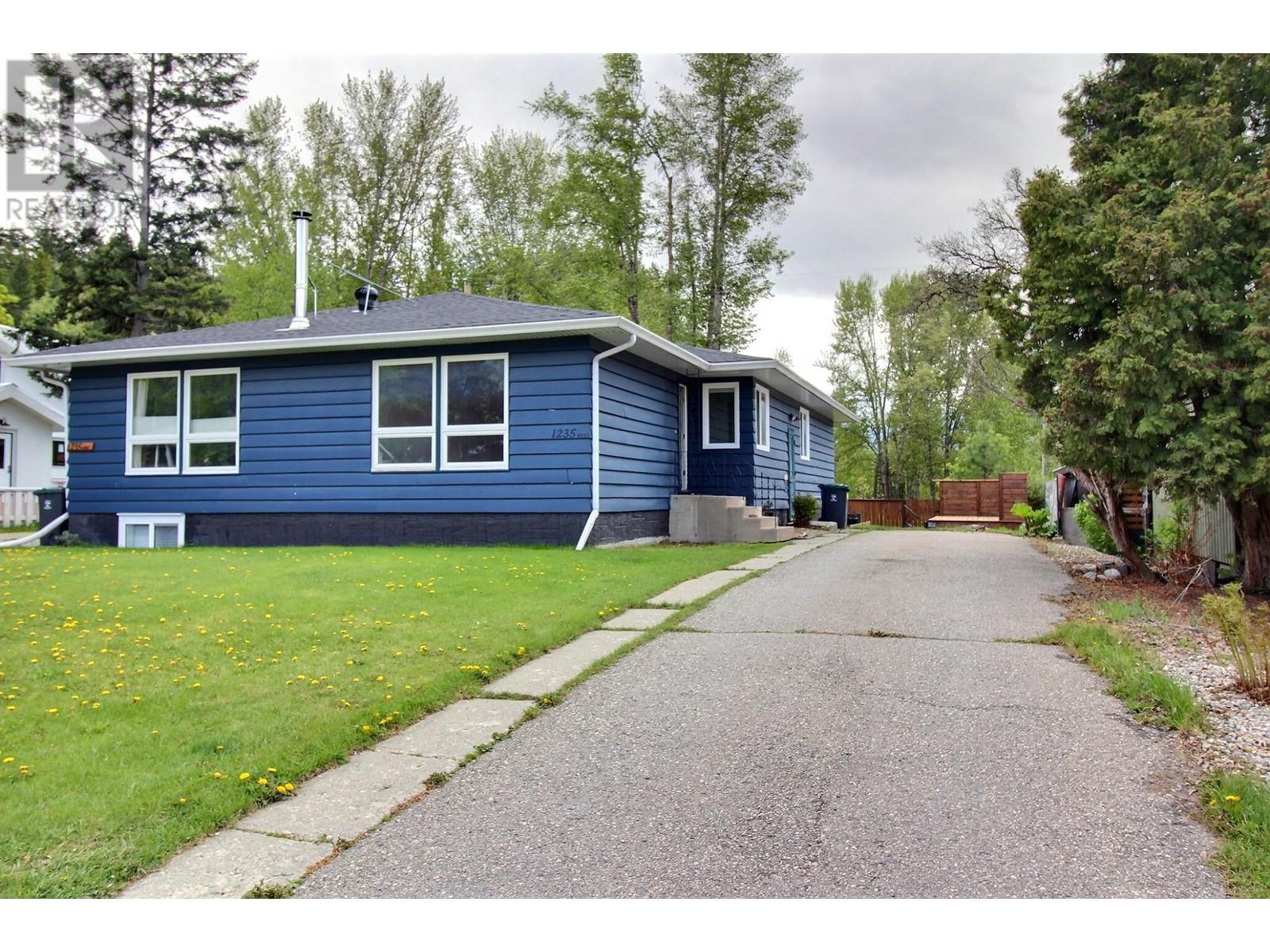 1235 Alexander Dr W, Golden, BC V0A 1H0