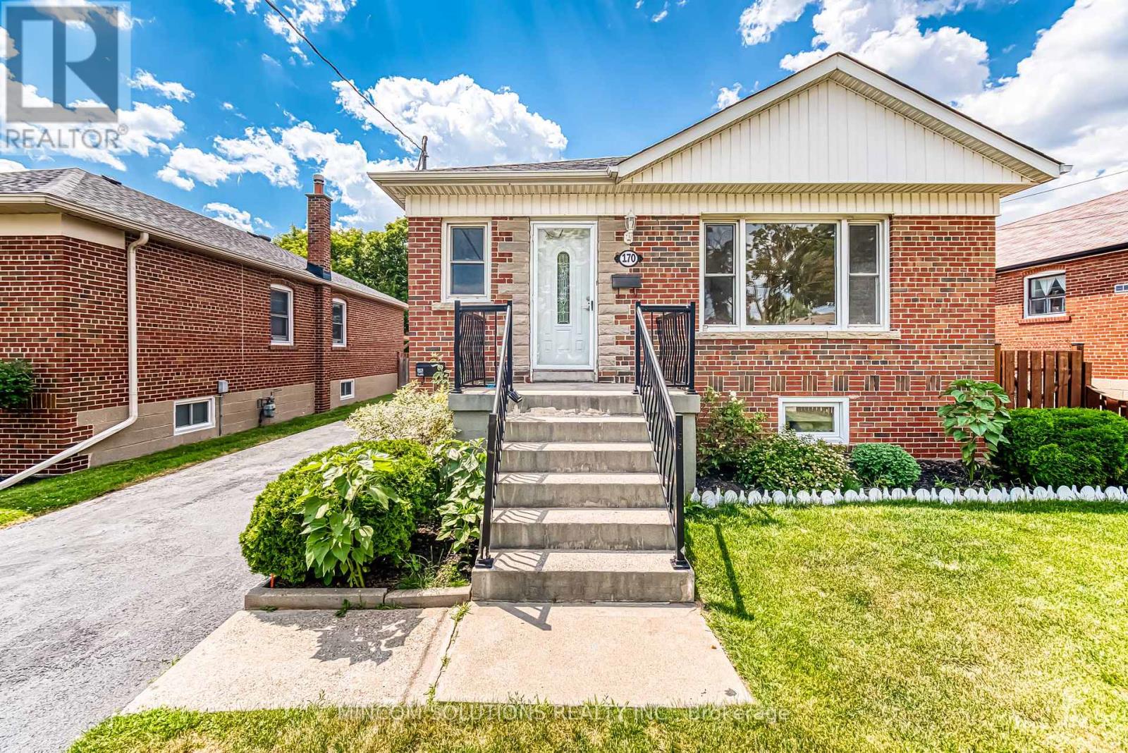 170 N Carson St, Toronto, ON M8W 4C9