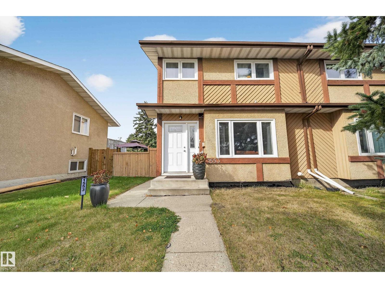1553 Lakewood Rd W NW, Edmonton, AB T6K 2V7