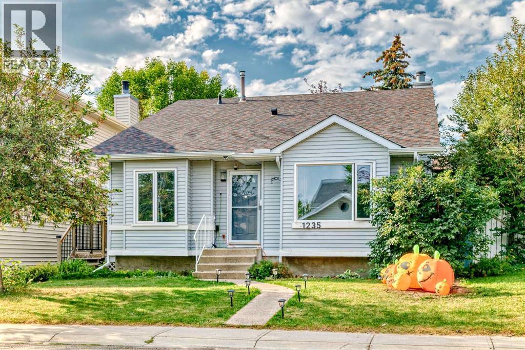 1235 Sandpiper Rd NW, Calgary, AB T3K 3E1