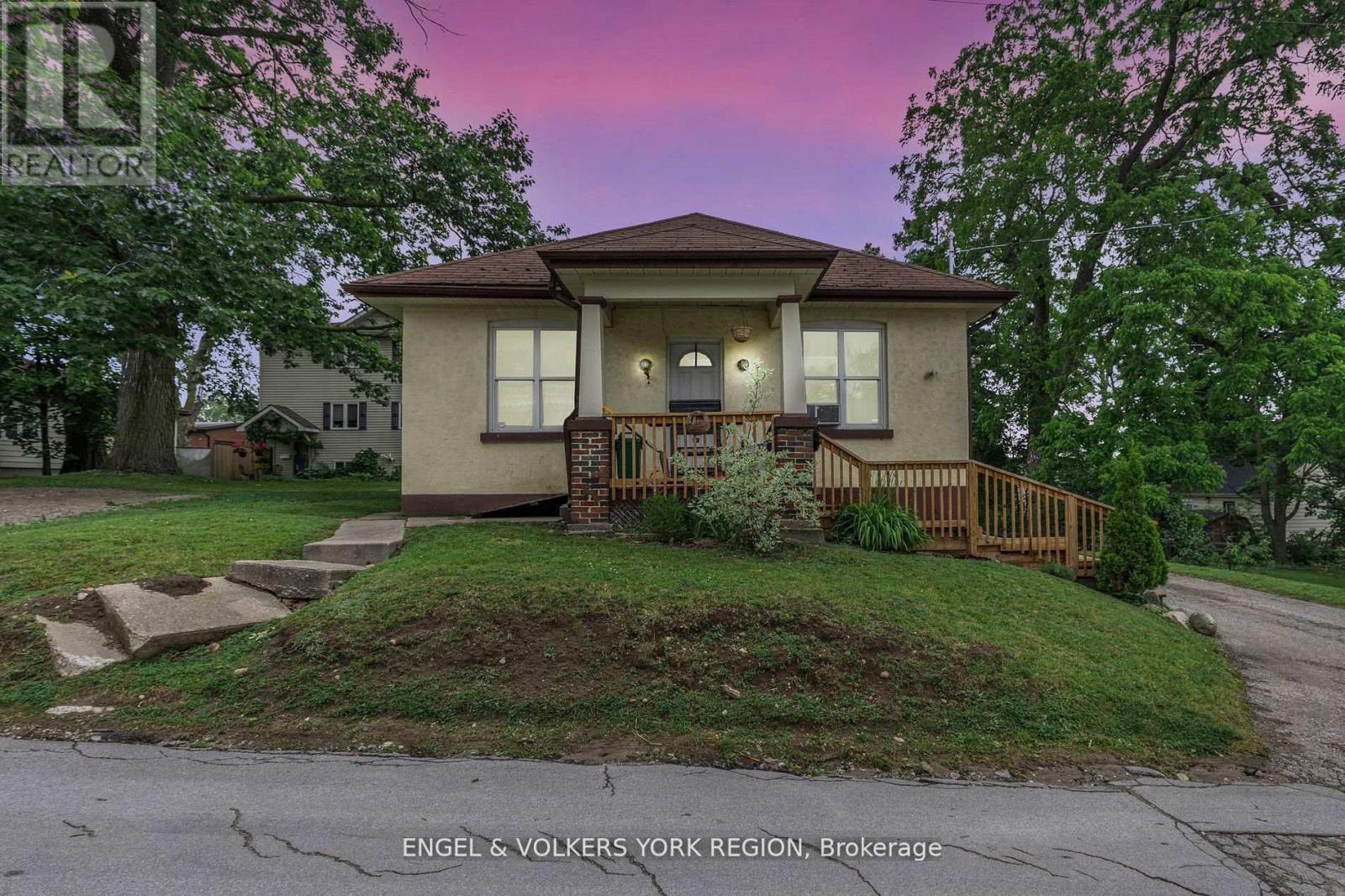 23 Lount St, Barrie, ON L4M 3E3