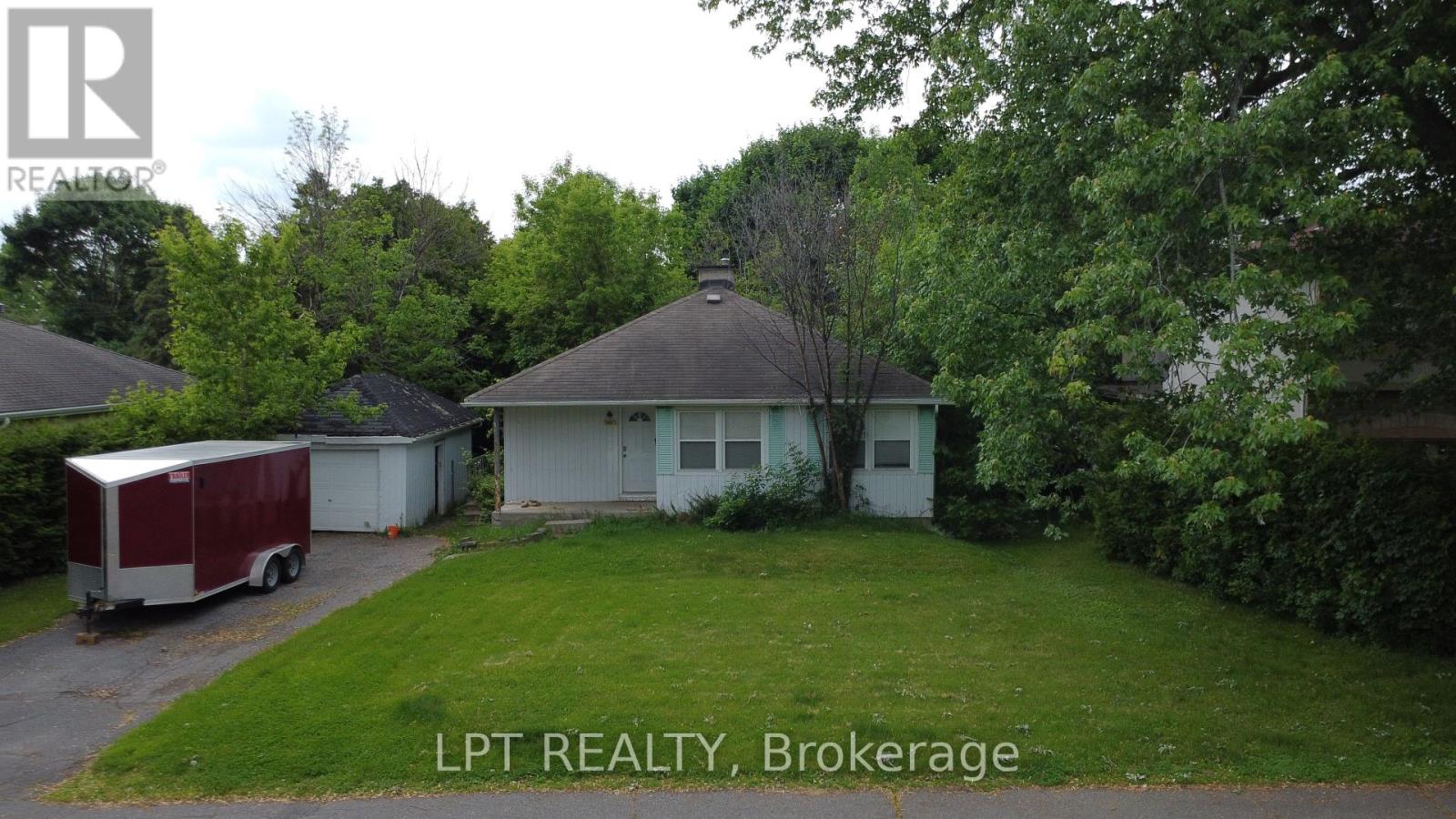 868 Mountainview Ave, Ottawa, ON K2B 5G2