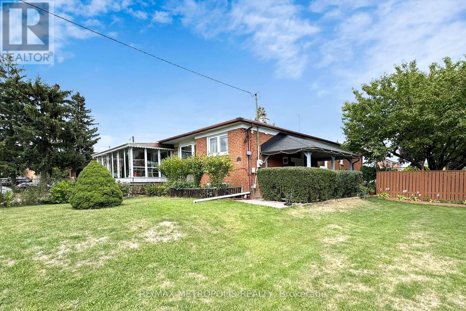 49 Magellan Dr, Toronto, ON M3L 1T5