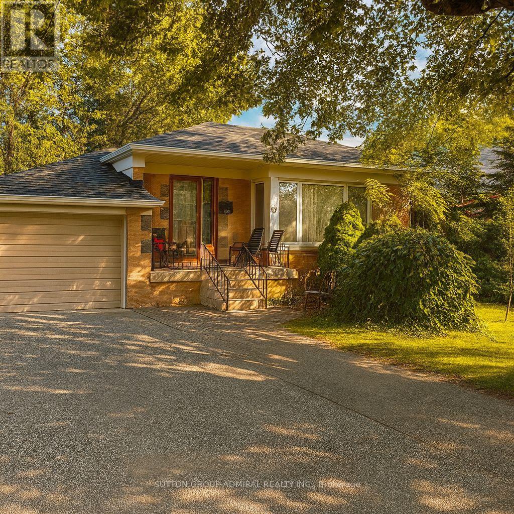 52 Acton Ave, Toronto, ON M3H 4G8