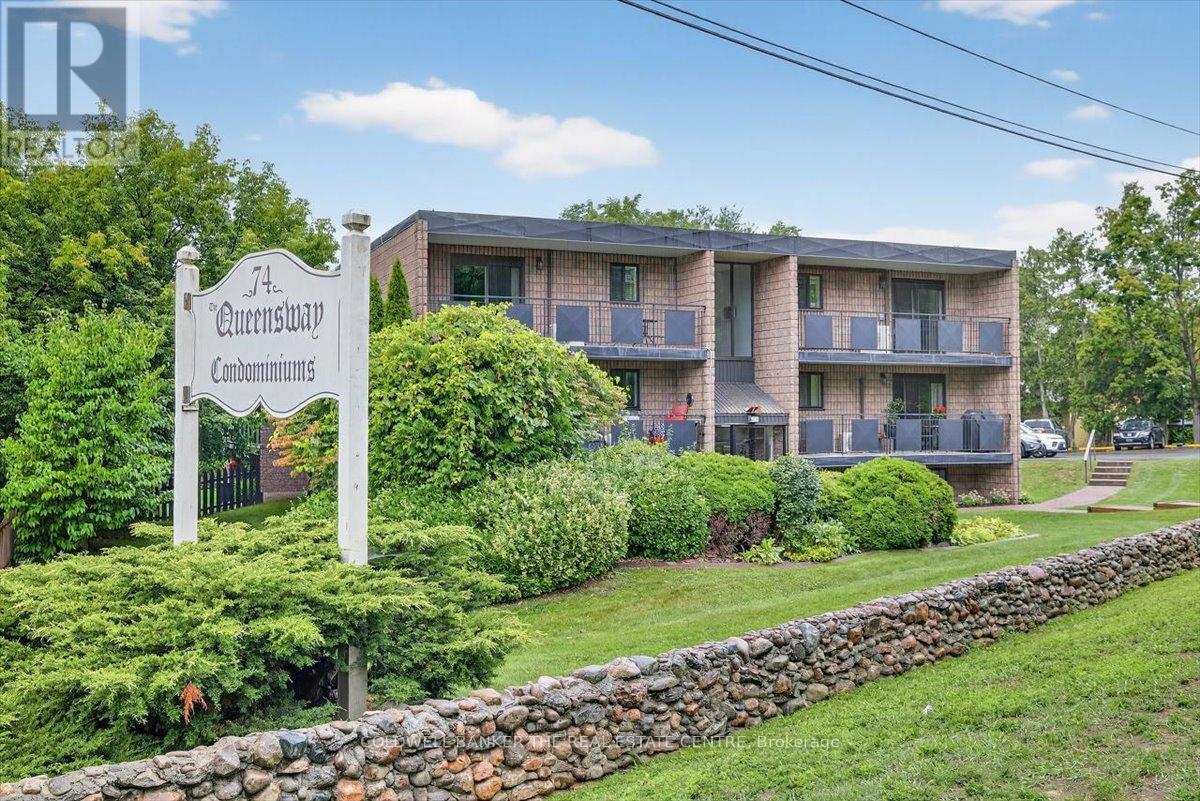 102 74 The Queensway St S, Georgina, ON L4P 1Z3