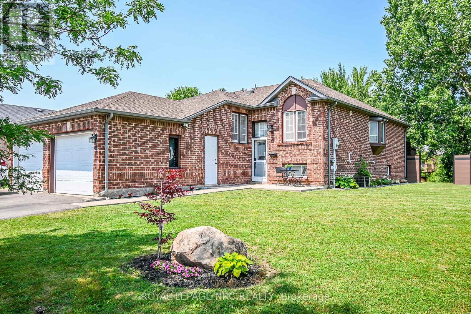 4 Jackson Ct W, Welland, ON L3C 7G2