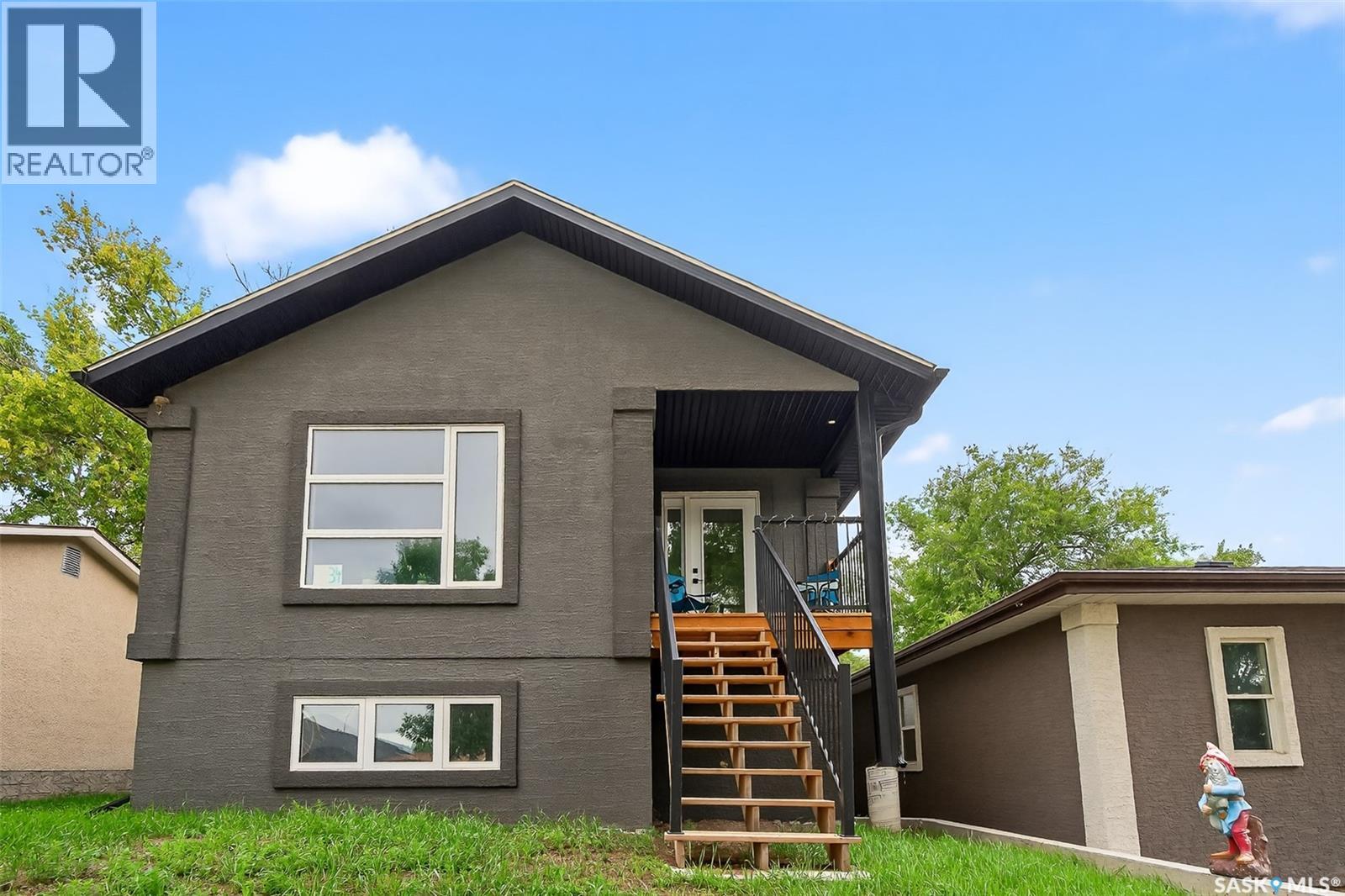 1034 Stadacona St W, Moose Jaw, SK S6H 2B2