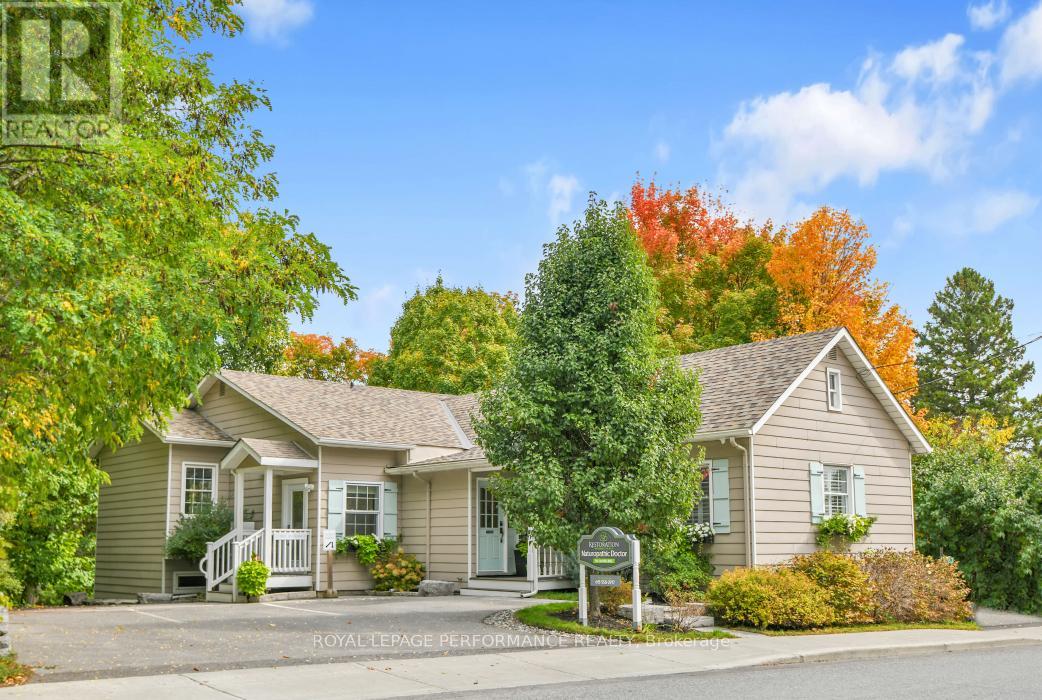 5583 Manotick Main St, Ottawa, ON K4M 1A9