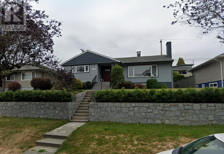 4711 Ridgelawn Dr, Burnaby, BC V5C 3Y1